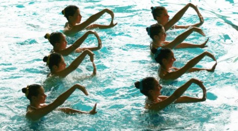 Gala de natation synchronisée. 