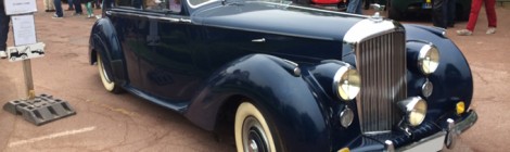 Rassemblement de véhicules de collections.