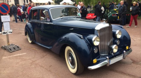 Rassemblement de véhicules de collections.