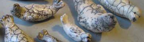 Exposition et fabrication de phoques en céramique