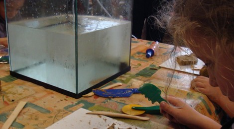 Atelier sculpture de poisson à l’argile.