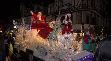 Parade de Noël organisée par l'Association des Amis de la Fête des Fleurs