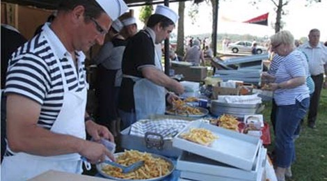 Moule-frite du port dans le cadre de la bénédiction de la mer par "Les Bons Z’Enfants d’Etaples"
