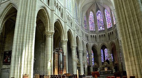 L’ARITHMÉTIQUE DANS LA CONSTRUCTION DES CATHÉDRALES : LAON ET SOISSONS