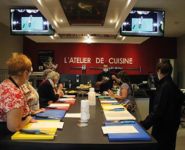 COURS DE CUISINE : DOS DE CABILLAUD POCHE AU BEAUJOLAIS, EMBEURRE DE POIREAUX