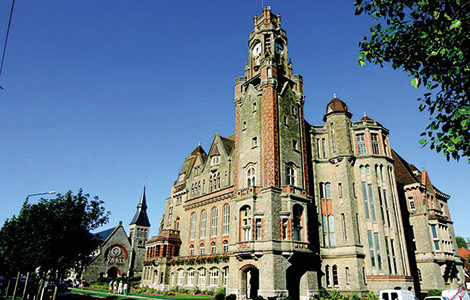 L'HÔTEL DE VILLE À LA LAMPE TORCHE