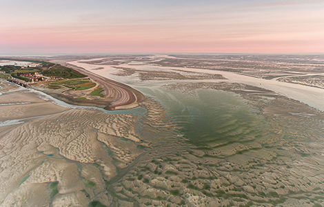 France, Somme (80), Baie de Somme, Le Hourdel, La pointe du Hourdel et les bancs de sable de la baie de Somme à marée basse (vue aérienne) ; le chenal de la Somme s'étend jusqu'à la mer // France, Somme (80), Bay of Somme, Le Hourdel, The tip of the Hourdel and the sand banks of the Bay of Somme at low tide (aerial view); the channel of the Somme extends to the sea