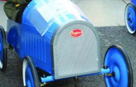 COURSE DE VOITURES À PÉDALES