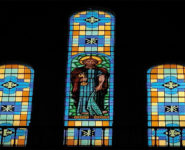 FOCUS SUR LES VITRAUX DE L’ÉGLISE DE PONT-RÉMY, ENTRE PASSÉ ET MODERNITÉ