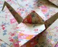 GUIRLANDE DE GRUES EN PAPIER JAPONAIS, UN MOMENT CRÉATIF DANS UN ATELIER D'ARTISAN