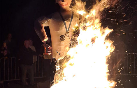 DÉFILÉ EN MUSIQUE ET EMBRASSEMENT DU PÈRE CAFARD