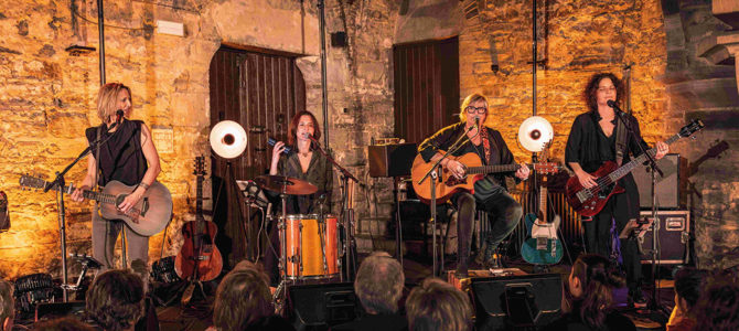 BEVERLY JO SCOTT PRÉSENTE DIVINE REBELS